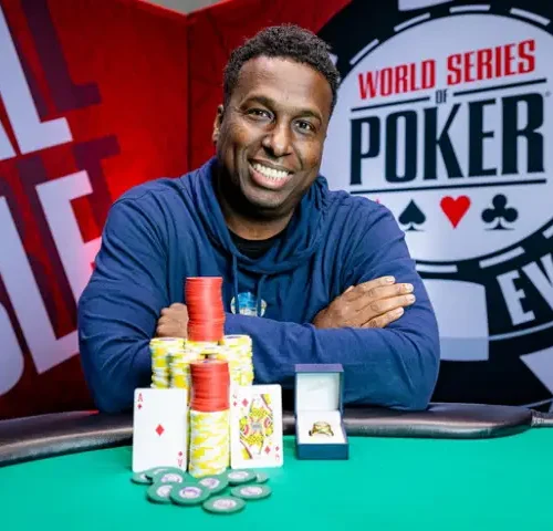 Hawkins supera su propio récord al ganar su anillo número 22 en el circuito de la Serie Mundial