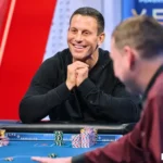 Garrett Adelstein vuelve a las mesas mientras revive la polémica más grande del poker moderno