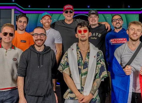 Jumalon, un novato en la escena, mandó en el Día 8 y saldrá al frente entre los últimos nueve candidatos al título mayor del poker mundial